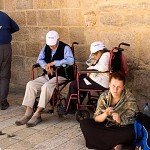 Des jeunes et des vieux. דור יושב ודור בא